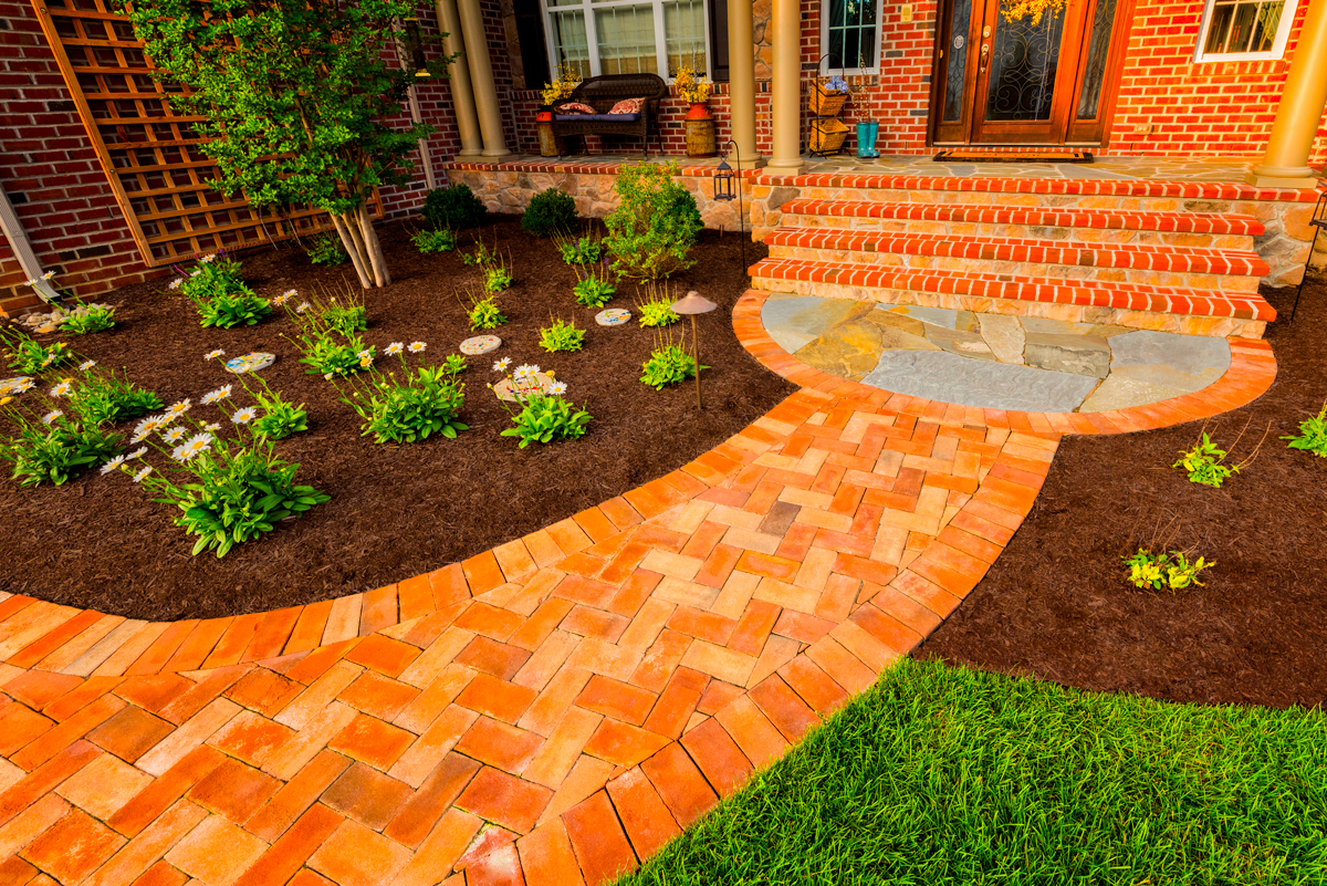 Dos and Don'ts For Landscaping Paths and Walkways